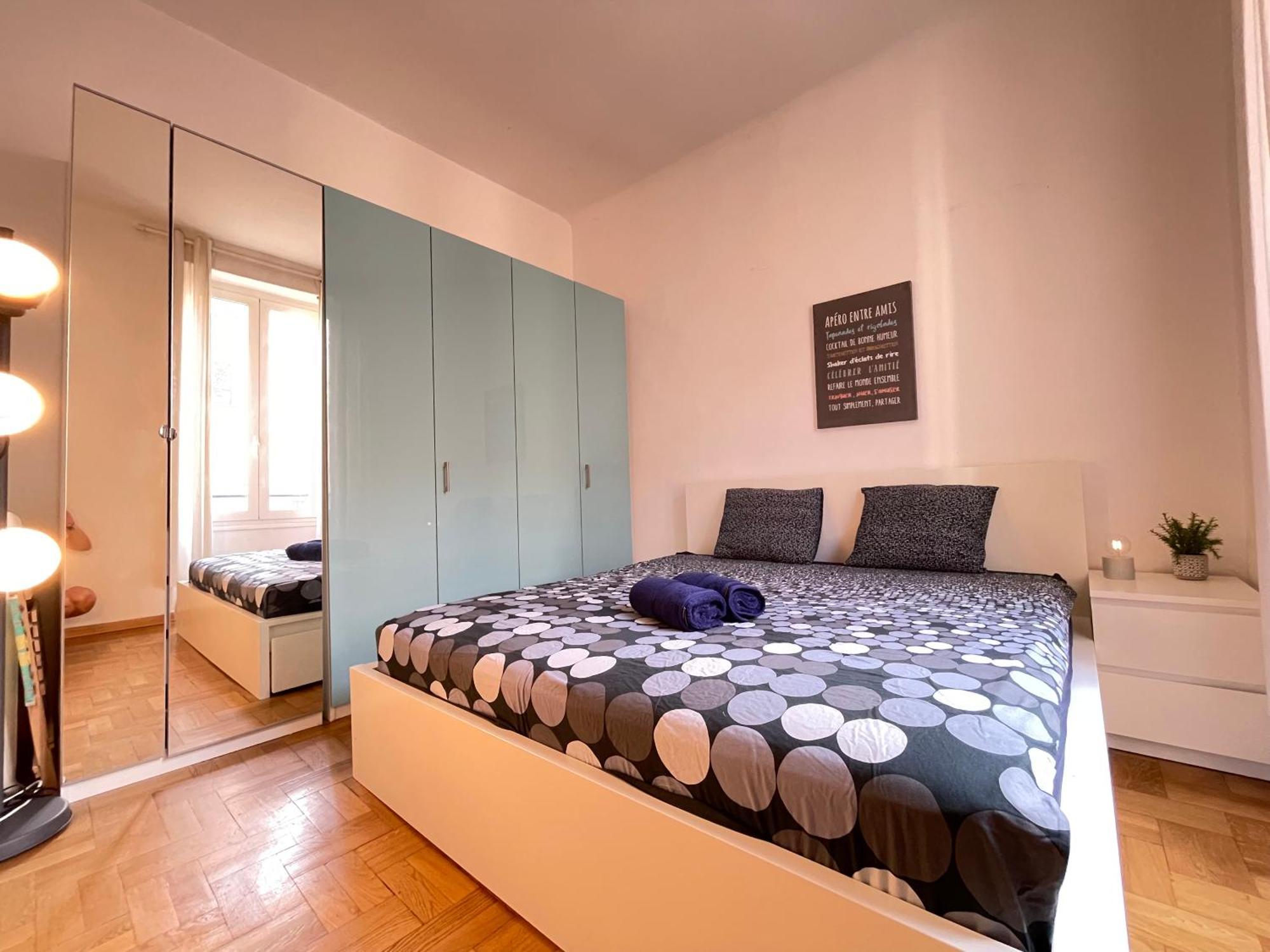 Renting - Grimaldi - Place Heart Of Golden Square - Ac - Fully Equipped Nice