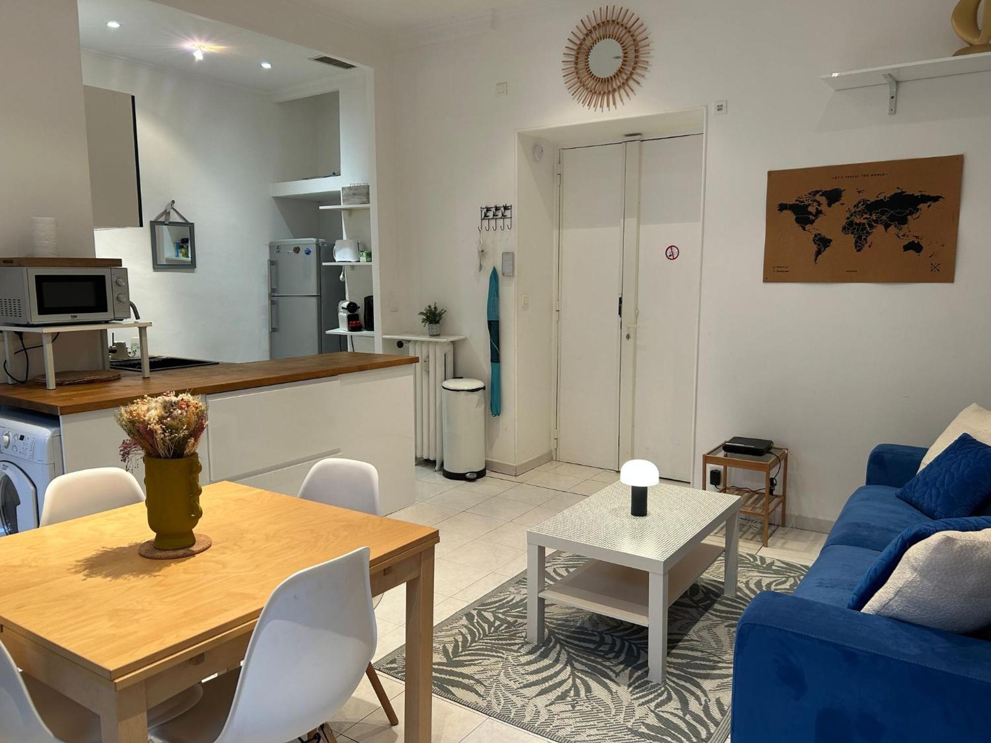 Renting - Grimaldi - Place Heart Of Golden Square - Ac - Fully Equipped